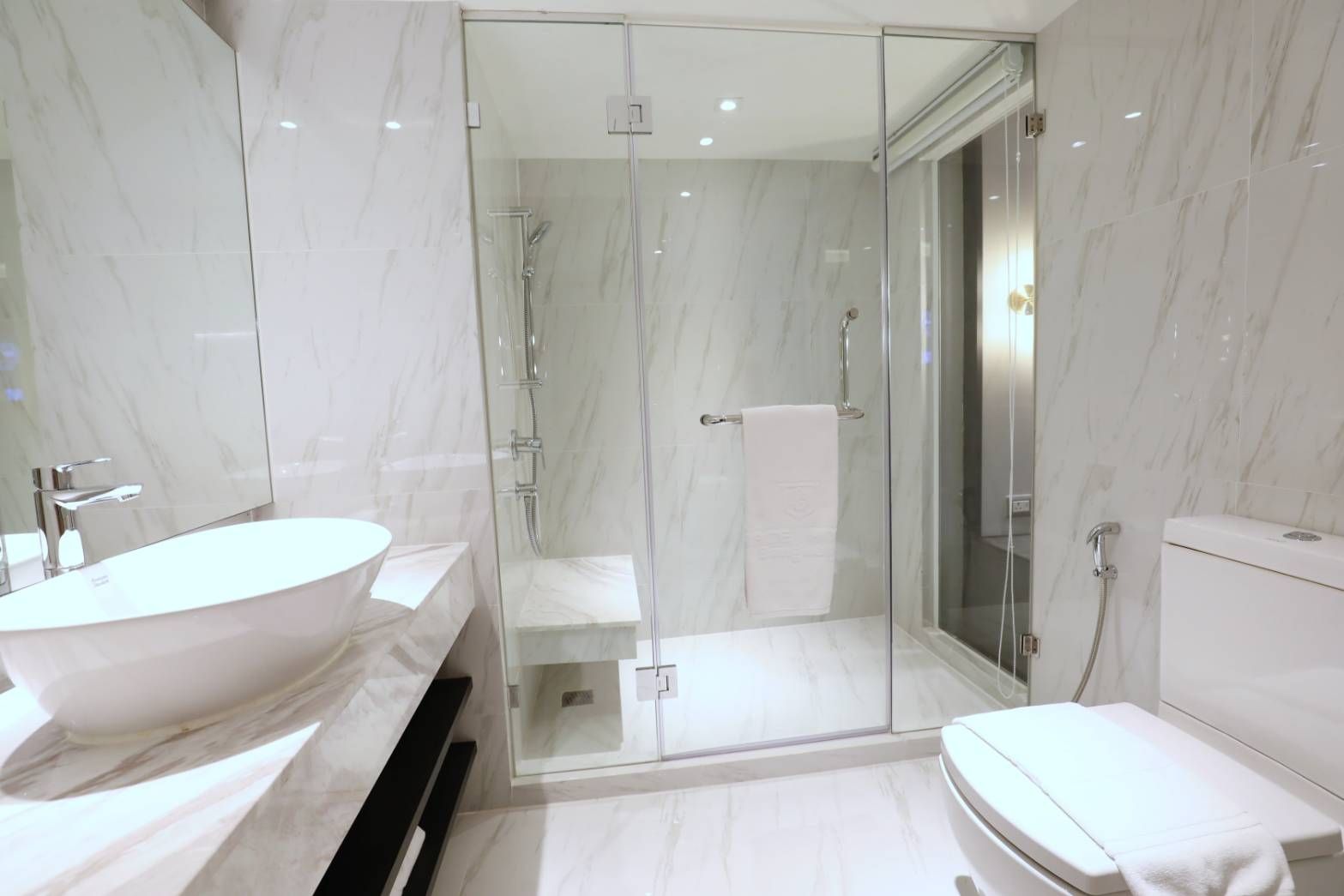 ASQ Grace Hotel Bath room
